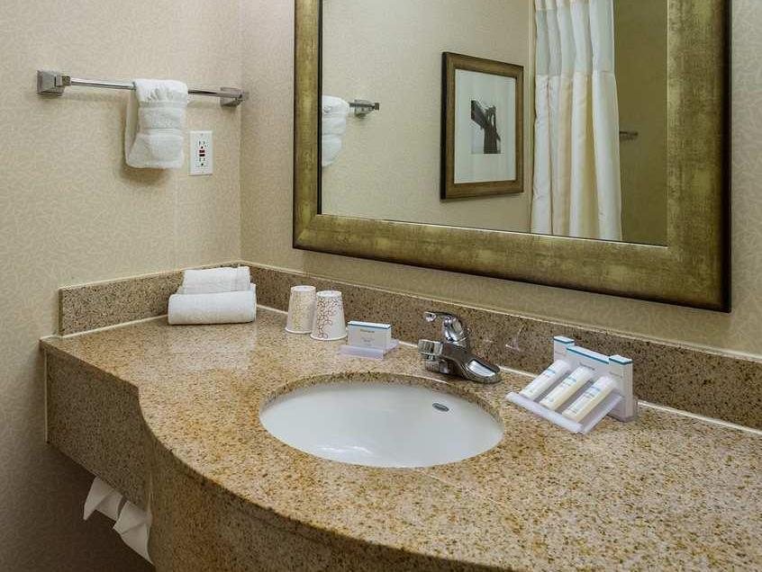 Hilton Garden Inn New York Tribeca — Bathroom