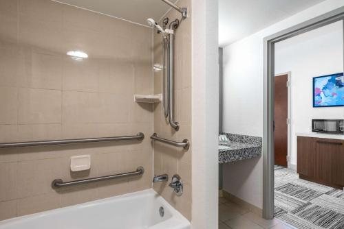 Hilton Garden Inn North Little Rock — Bathroom