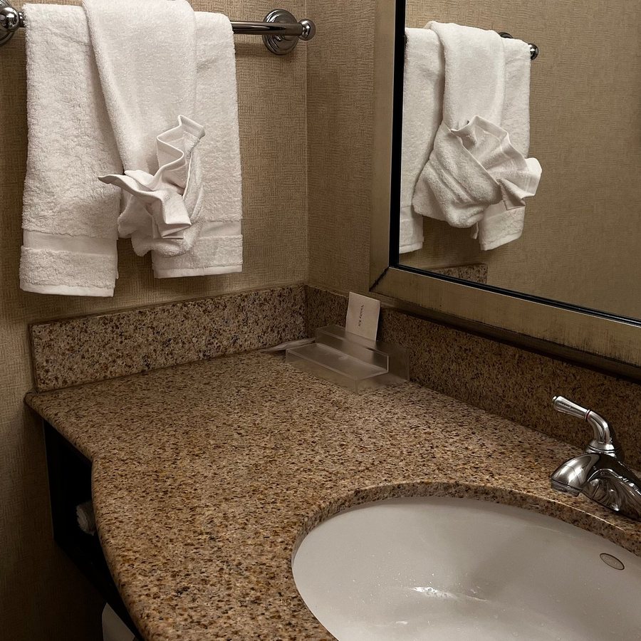 Hilton Garden Inn Norwalk — Bathroom