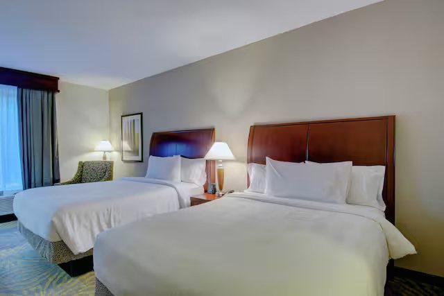 Hilton Garden Inn Norwalk — Guest room