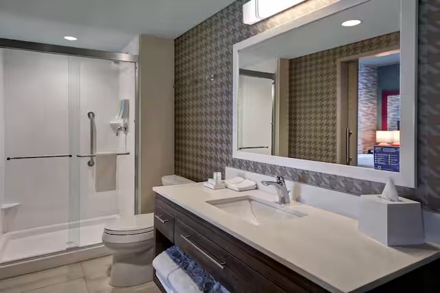 Hilton Garden Inn Odessa — Bathroom