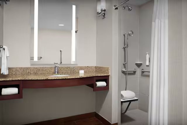 Hilton Garden Inn Oklahoma City Bricktown — Bathroom