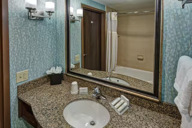 Hilton Garden Inn Oklahoma City Midtown — Bathroom