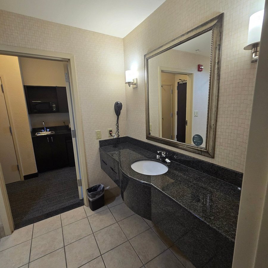 Hilton Garden Inn Oklahoma City North Quail Springs — Bathroom