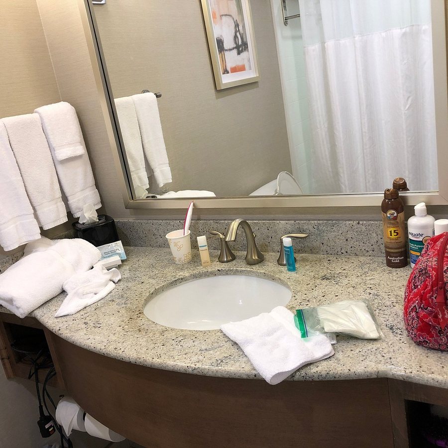 Hilton Garden Inn Olathe — Bathroom