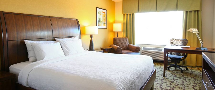 Hilton Garden Inn Olathe — Guest room