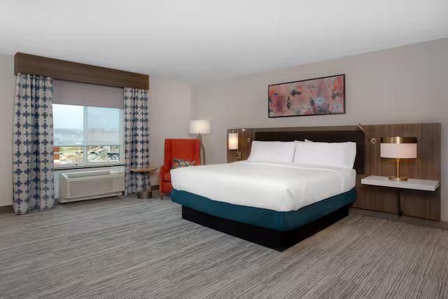 Hilton Garden Inn Omaha Aksarben Village — Guest room