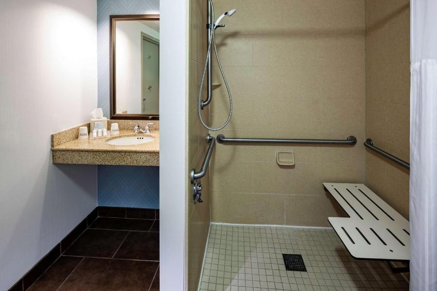 Hilton Garden Inn Omaha Downtown Old Market Area — Bathroom