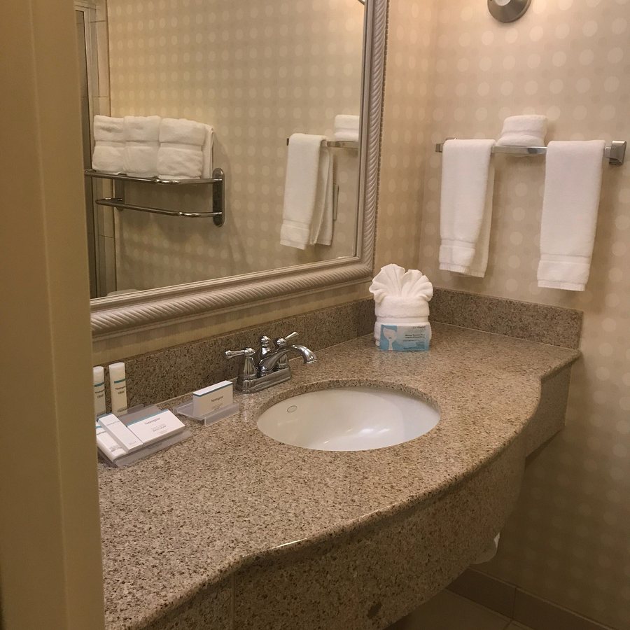Hilton Garden Inn Omaha West — Bathroom