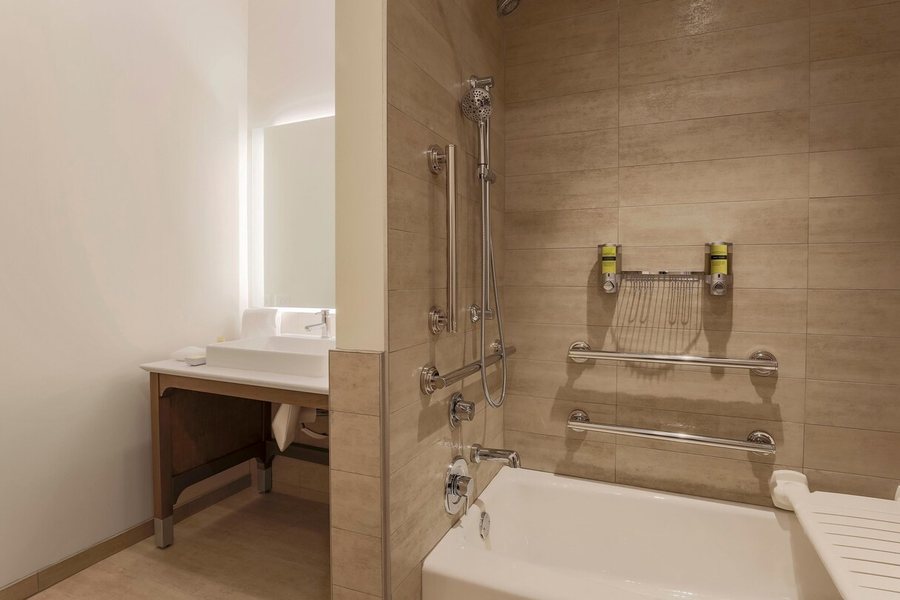 Hilton Garden Inn Ontario Rancho Cucamonga — Bathroom