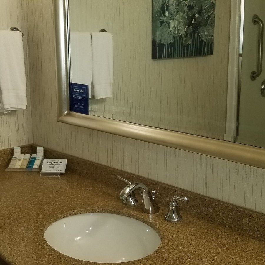 Hilton Garden Inn Overland Park — Bathroom