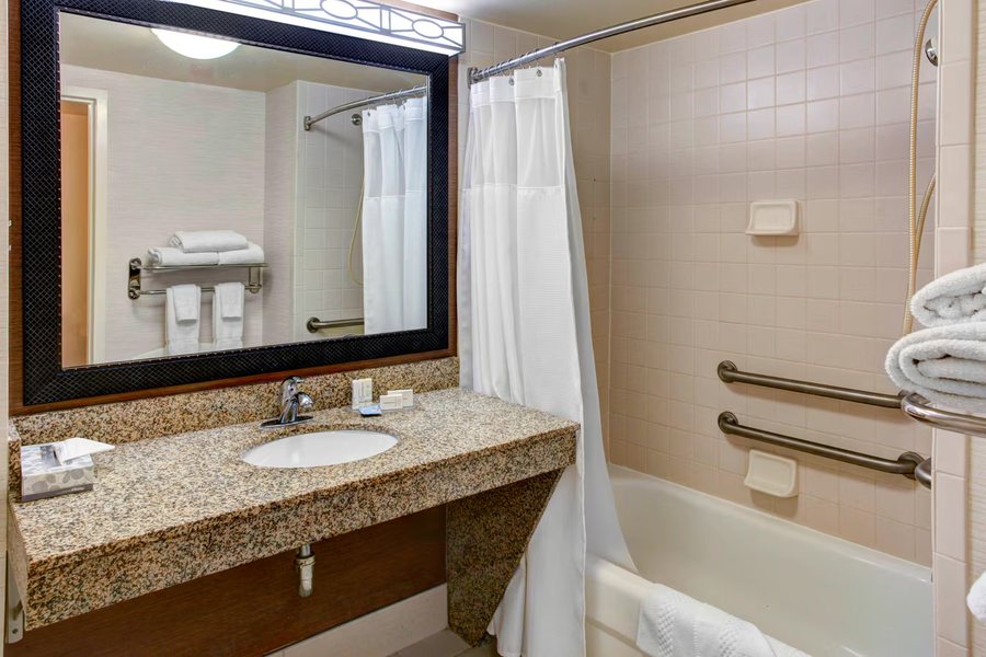 Hilton Garden Inn Oxford anniston Al — Bathroom