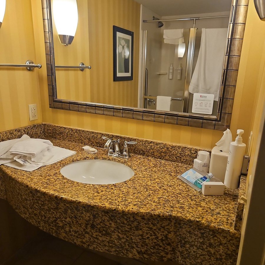 Hilton Garden Inn Pensacola Airport Medical Center — Bathroom
