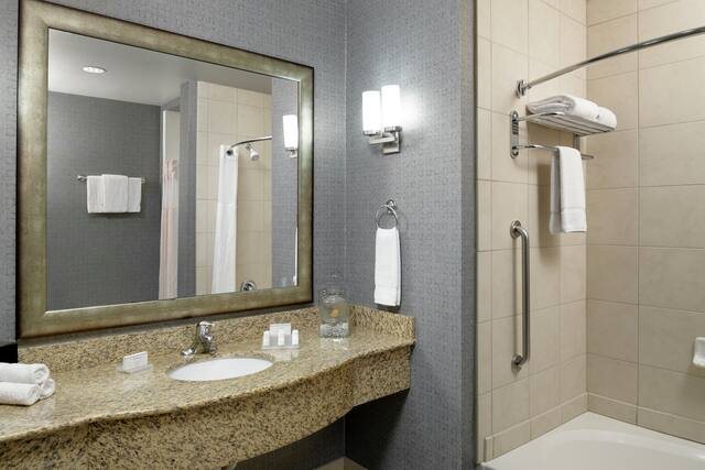 Hilton Garden Inn Phoenix Tempe ASU Area — Bathroom