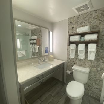 Hilton Garden Inn Phoenix Tempe University Research Park — Bathroom