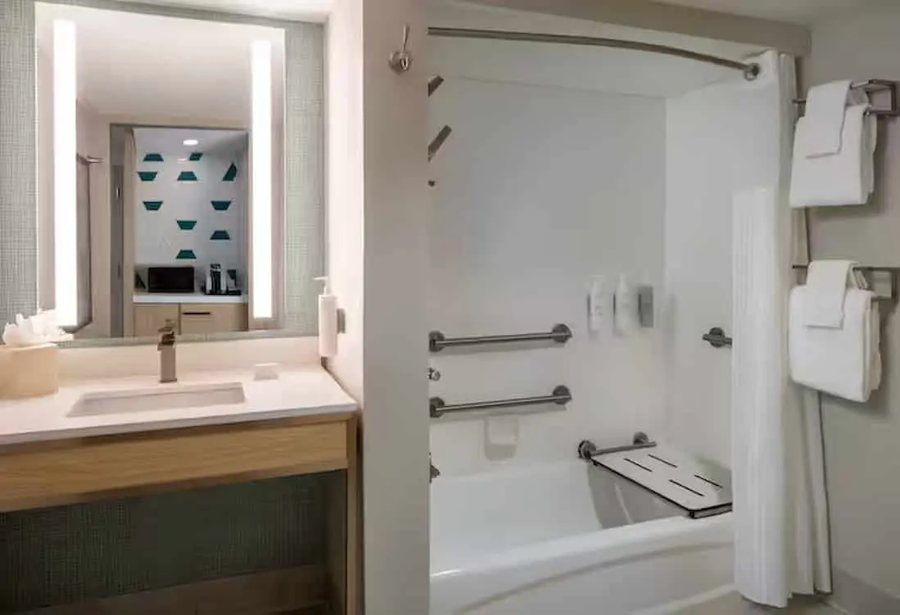 Hilton Garden Inn Portland Airport — Bathroom