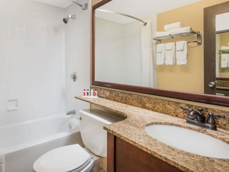 Hilton Garden Inn Portland Downtown Waterfront — Bathroom