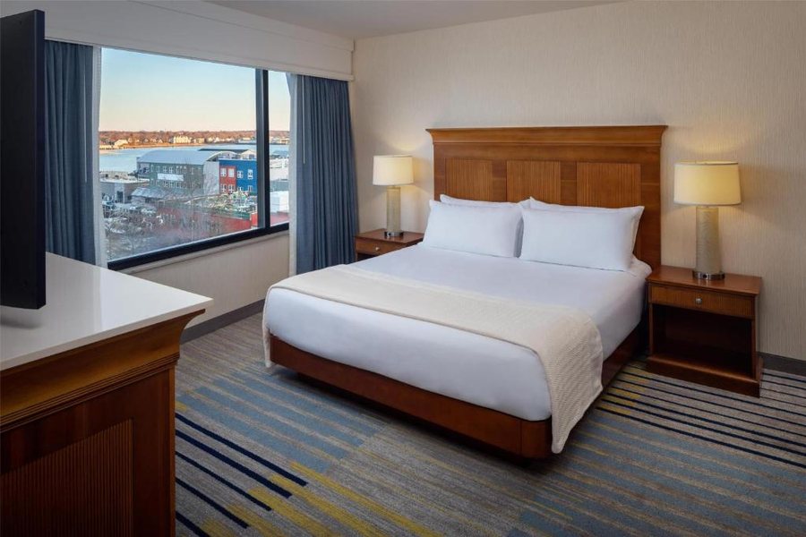 Hilton Garden Inn Portland Downtown Waterfront — Guest room
