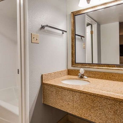 Hilton Garden Inn Prescott Downtown — Bathroom