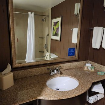 Hilton Garden Inn Raleigh Capital Blvd I 540 — Bathroom