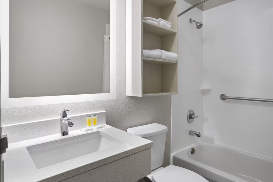 Hilton Garden Inn Raleigh Durham Airport — Bathroom
