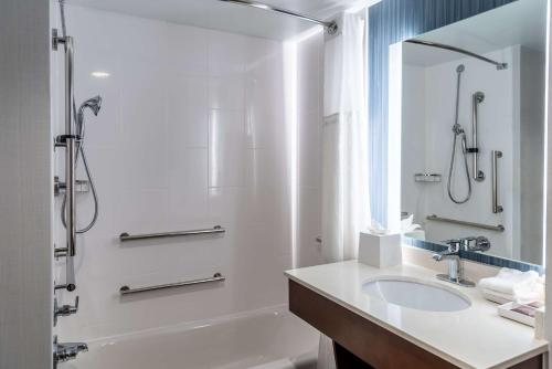 Hilton Garden Inn Reagan National Airport — Bathroom