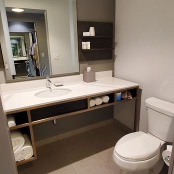 Hilton Garden Inn Redmond Seattle — Bathroom