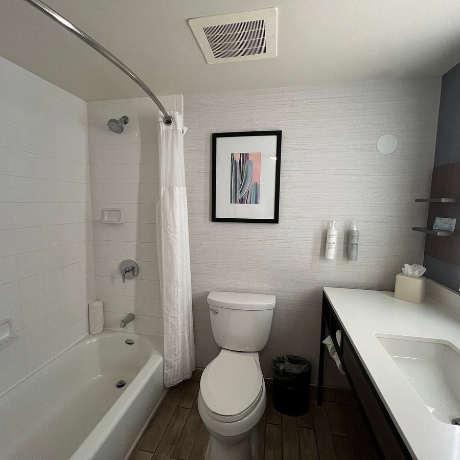Hilton Garden Inn Reno — Bathroom