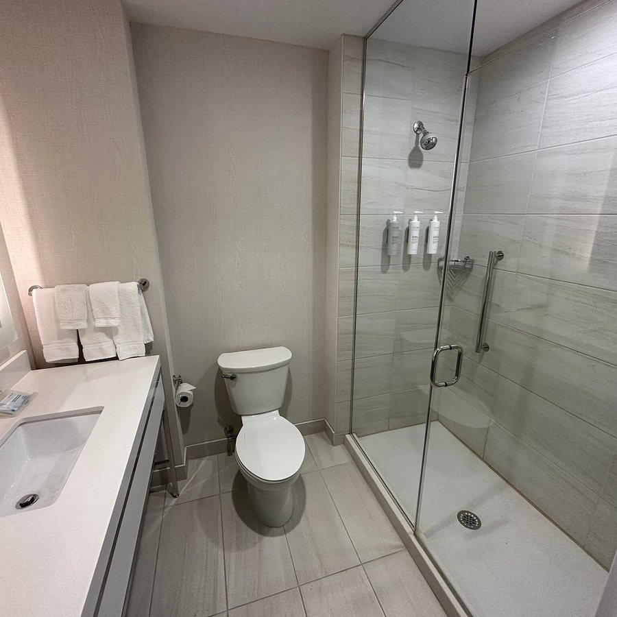 Hilton Garden Inn Rochester University Medical Center — Bathroom