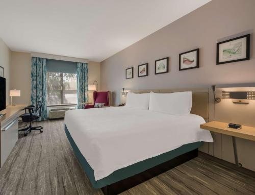 Hilton Garden Inn Rockford — Guest room