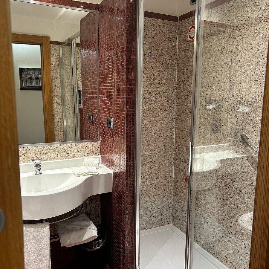 Hilton Garden Inn Rome Claridge — Bathroom