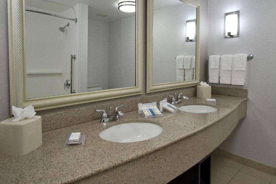 Hilton Garden Inn Roseville — Bathroom