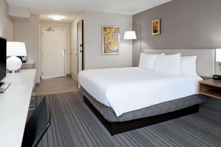 Hilton Garden Inn Roseville — Guest room