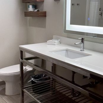 Hilton Garden Inn San Antonio Downtown Riverwalk — Bathroom