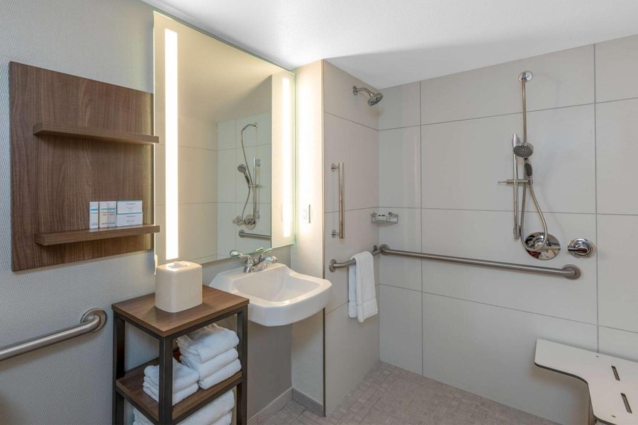 Hilton Garden Inn San Francisco Oakland Bay Bridge — Bathroom