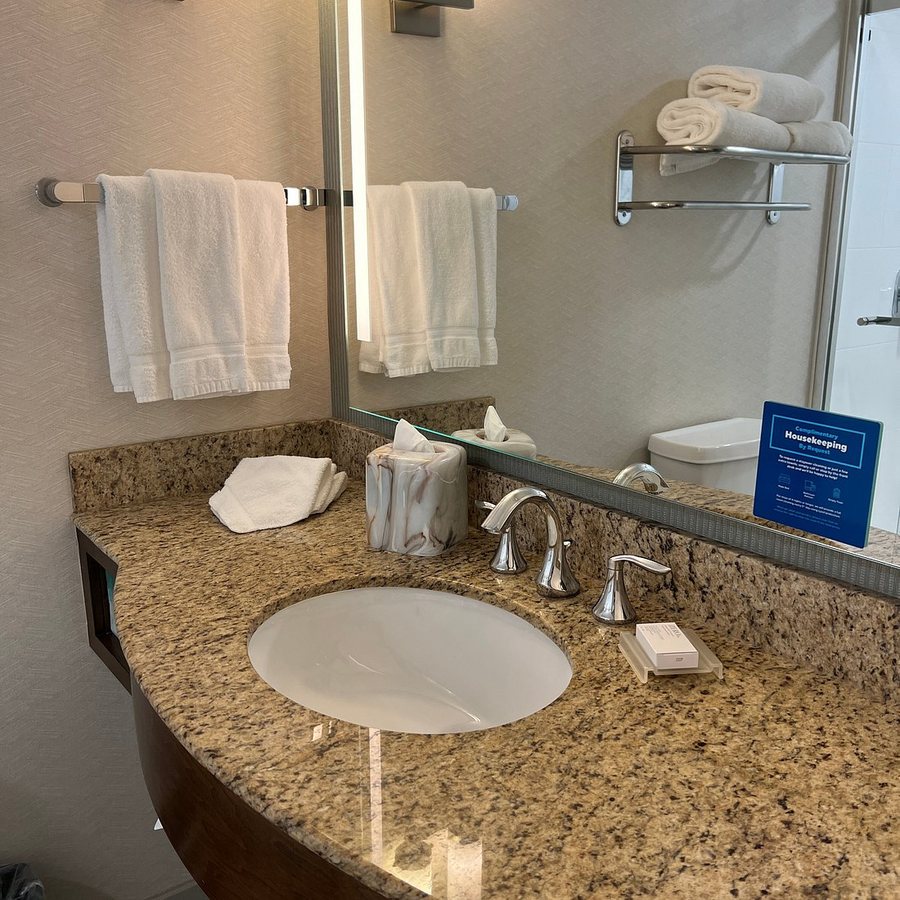 Hilton Garden Inn San Mateo — Bathroom