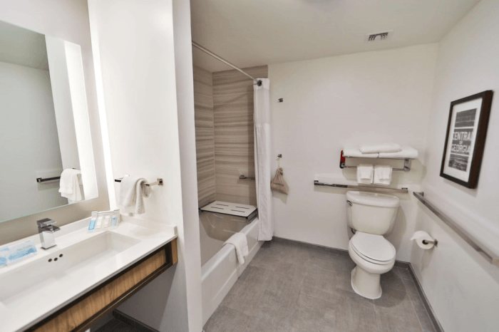 Hilton Garden Inn Savannah Historic District — Bathroom