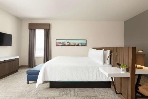 Hilton Garden Inn Seattle Airport — Guest room