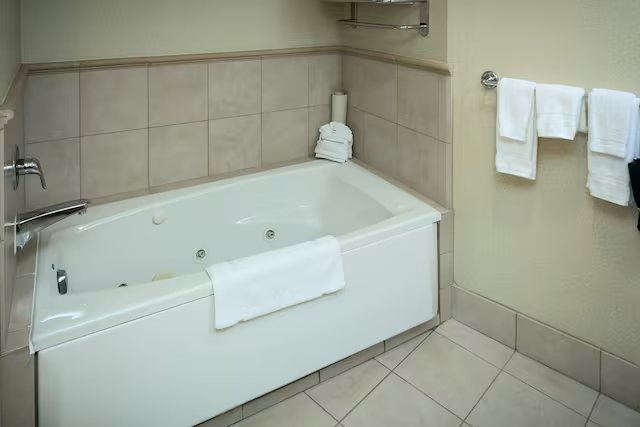 Hilton Garden Inn Seattle Issaquah — Bathroom