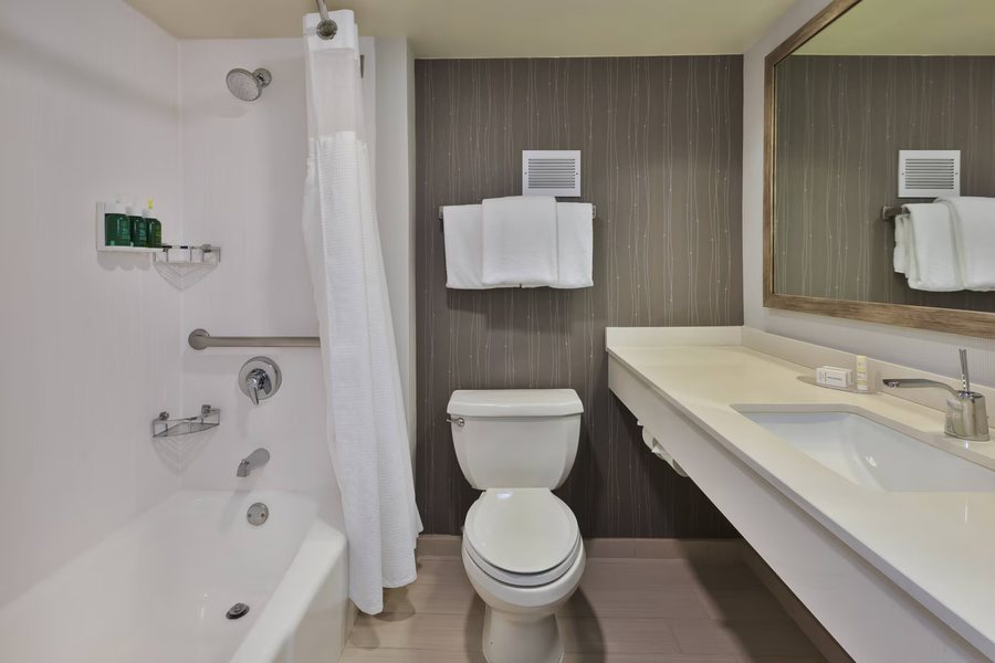 Hilton Garden Inn Secaucus Meadowlands — Bathroom