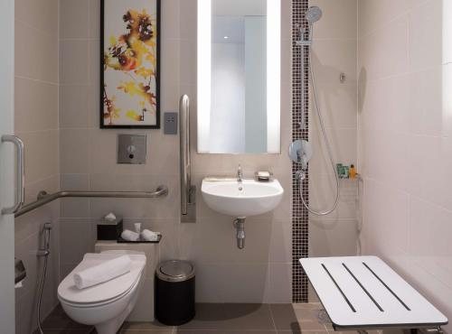 Hilton Garden Inn Singapore Serangoon — Bathroom