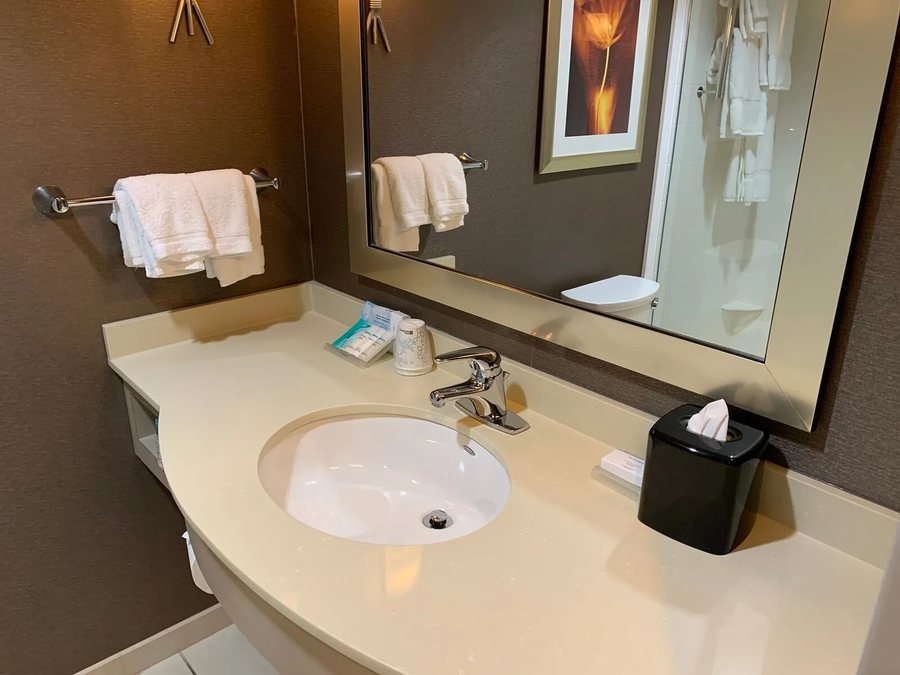 Hilton Garden Inn Sioux Falls Downtown — Bathroom