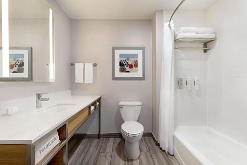 Hilton Garden Inn South Padre Island Beachfront — Bathroom