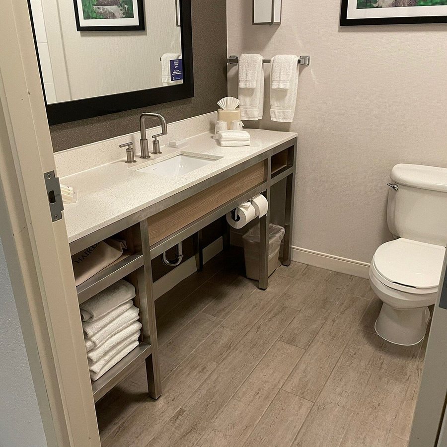 Hilton Garden Inn St Charles — Bathroom