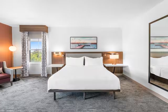 Hilton Garden Inn Suffolk Riverfront — Guest room