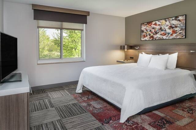 Hilton Garden Inn Syracuse — Guest room