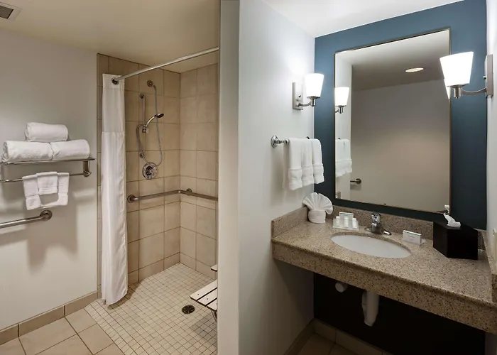 Hilton Garden Inn Tijuana Airport — Bathroom