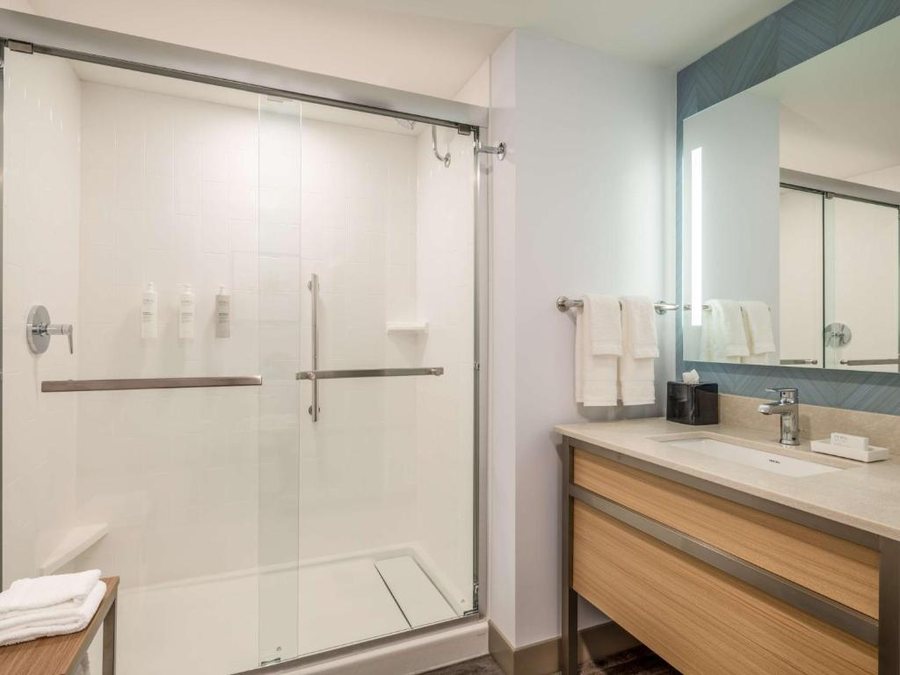 Hilton Garden Inn Toledo Perrysburg — Bathroom