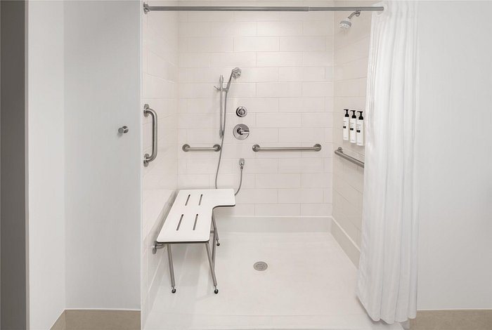 Hilton Garden Inn Topeka — Bathroom