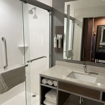 Hilton Garden Inn Trinidad Downtown — Bathroom